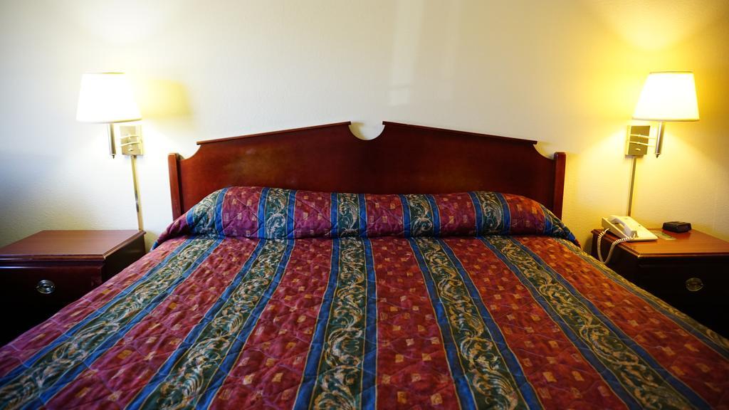 Wesley Inn Wichita Zewnętrze zdjęcie